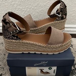 Universal thread sandals